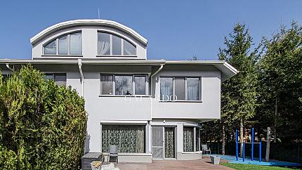 Стилна  къща с разкошен двор в затворен комплекс