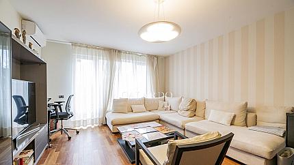 Elegant two-bedroom apartment next to the Prince"s Garden