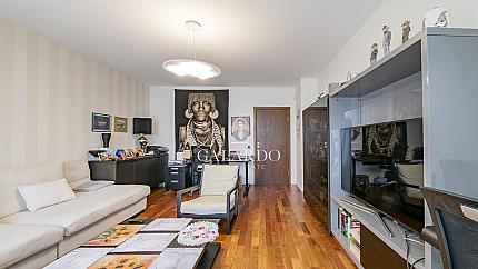 Elegant two-bedroom apartment next to the Prince"s Garden