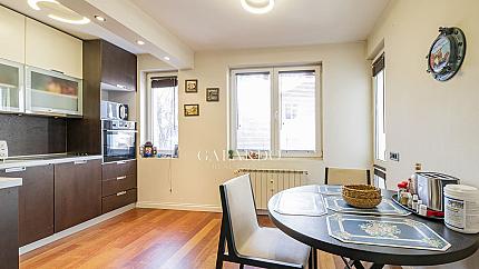 Elegant two-bedroom apartment next to the Prince"s Garden
