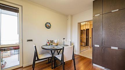Elegant two-bedroom apartment next to the Prince"s Garden