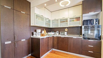Elegant two-bedroom apartment next to the Prince"s Garden