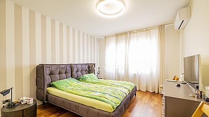 Elegant two-bedroom apartment next to the Prince"s Garden