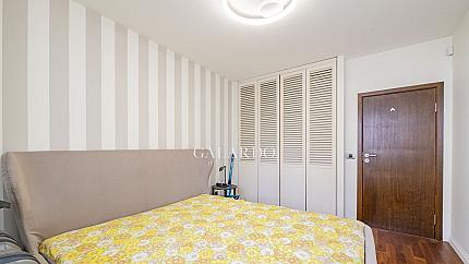 Elegant two-bedroom apartment next to the Prince"s Garden