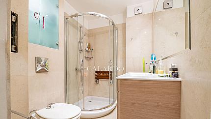 Elegant two-bedroom apartment next to the Prince"s Garden