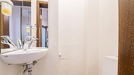 Elegant two-bedroom apartment next to the Prince"s Garden