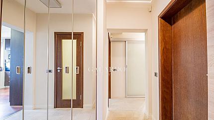 Elegant two-bedroom apartment next to the Prince"s Garden