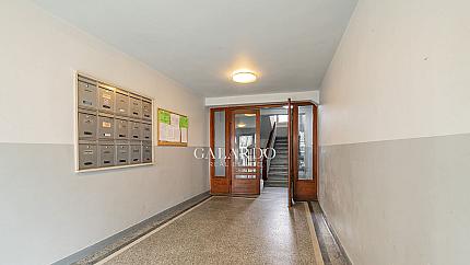 Elegant two-bedroom apartment next to the Prince"s Garden