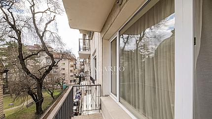 Elegant two-bedroom apartment next to the Prince"s Garden