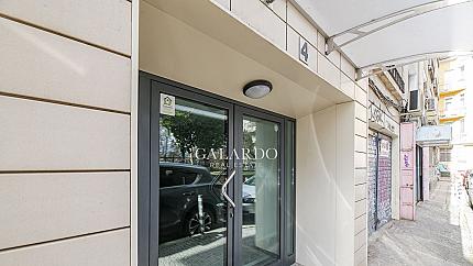 Elegant two-bedroom apartment next to the Prince"s Garden