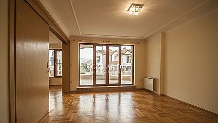 Просторен апартамент с три спални и прекрасна тераса в кв. Изток