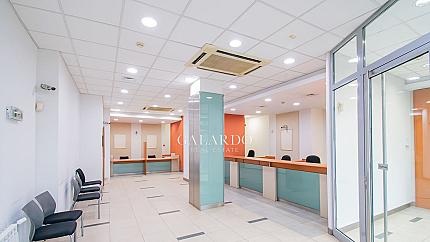 Bright and representative office, located on the ground floor with direct access from the street