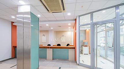 Bright and representative office, located on the ground floor with direct access from the street