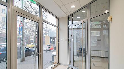 Bright and representative office, located on the ground floor with direct access from the street