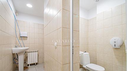 Bright and representative office, located on the ground floor with direct access from the street
