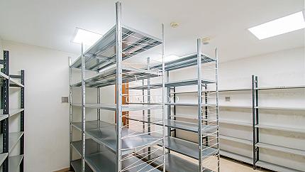 Bright and representative office, located on the ground floor with direct access from the street