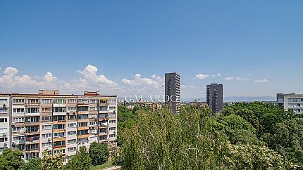 Three-bedroom apartment next to Knyaginya Maria Luiza metro station, Banishora district