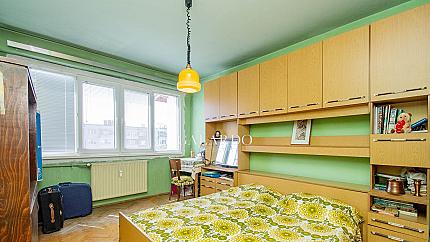 Three-bedroom apartment next to Knyaginya Maria Luiza metro station, Banishora district