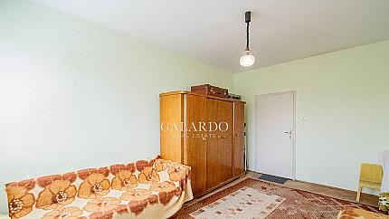 Three-bedroom apartment next to Knyaginya Maria Luiza metro station, Banishora district