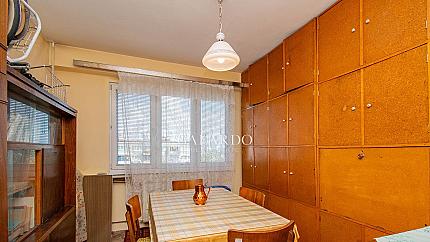 Three-bedroom apartment next to Knyaginya Maria Luiza metro station, Banishora district