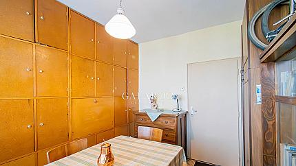 Three-bedroom apartment next to Knyaginya Maria Luiza metro station, Banishora district