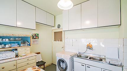 Three-bedroom apartment next to Knyaginya Maria Luiza metro station, Banishora district