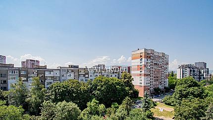Three-bedroom apartment next to Knyaginya Maria Luiza metro station, Banishora district