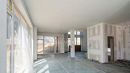 Елегантна къща в Драгалевци  с 441 кв. м. застроена площ и самостоятелен двор