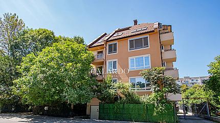 Galardo Real Estate представя на Вашето внимание луксозен тристаен апартамент в кв Слатина .