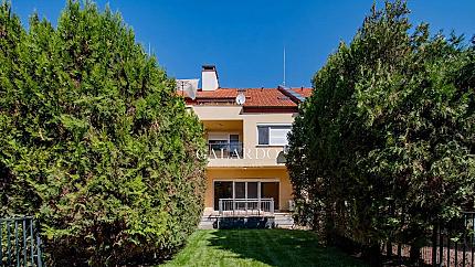 Уютна къща в затворен комплекс в кв. Витоша