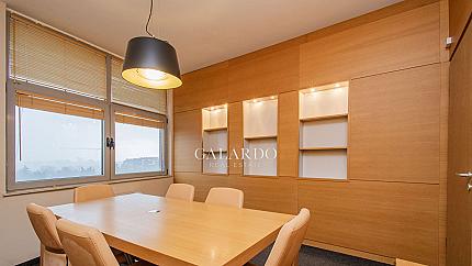 Модерен офис под наем с open space зона, кабинет и конферентна зала