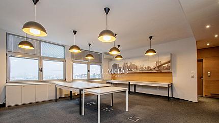 Модерен офис под наем с open space зона, кабинет и конферентна зала