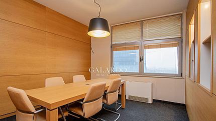 Модерен офис под наем с open space зона, кабинет и конферентна зала