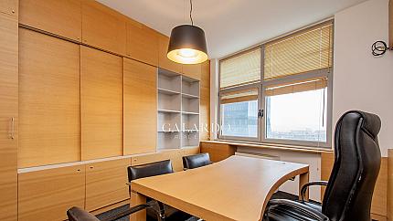 Модерен офис под наем с open space зона, кабинет и конферентна зала