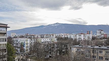 Слънчев и просторен четиристаен апартамент в кв. Хиподрума