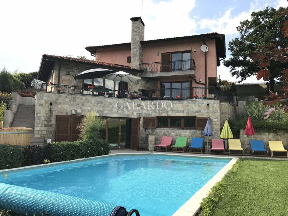 Фантастична къща с басейн близо до София