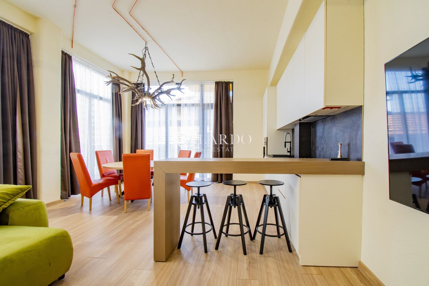 Невероятен дизайнерски тристаен апартамент в Горубляне