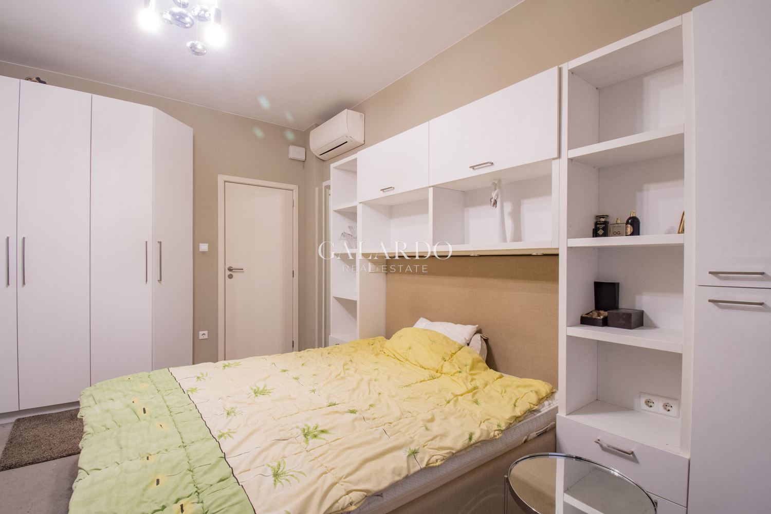 Обазаведен просторен 3-стаен апартамент в затворен комплекс в Кръстова вада