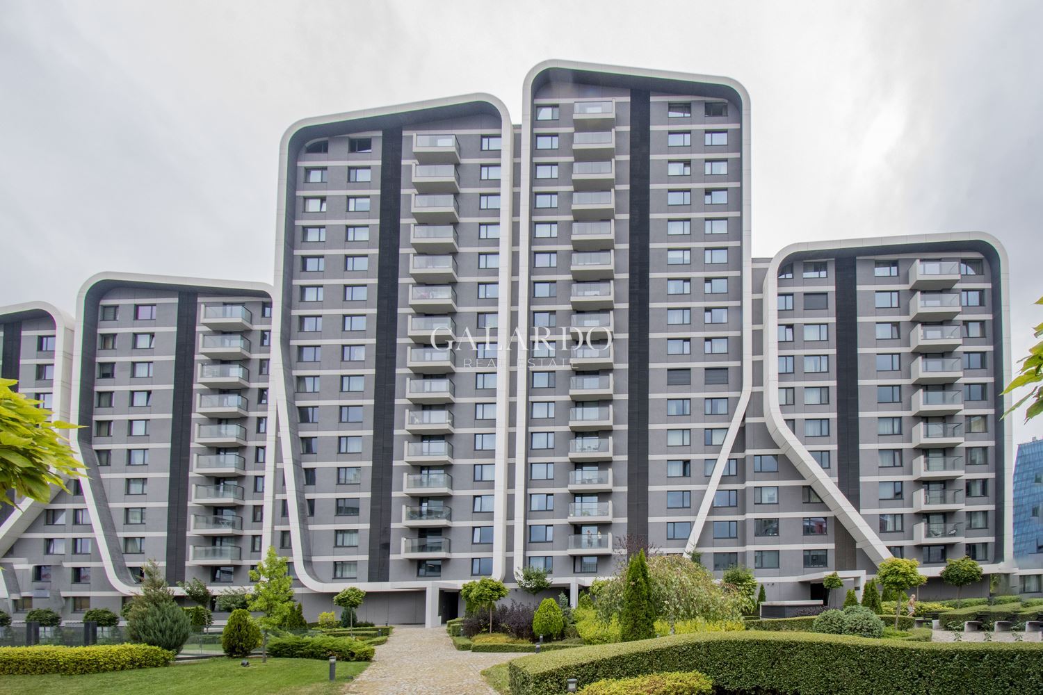 Луксозен тристаен апартамент в престижна сграда А3 на бул.България