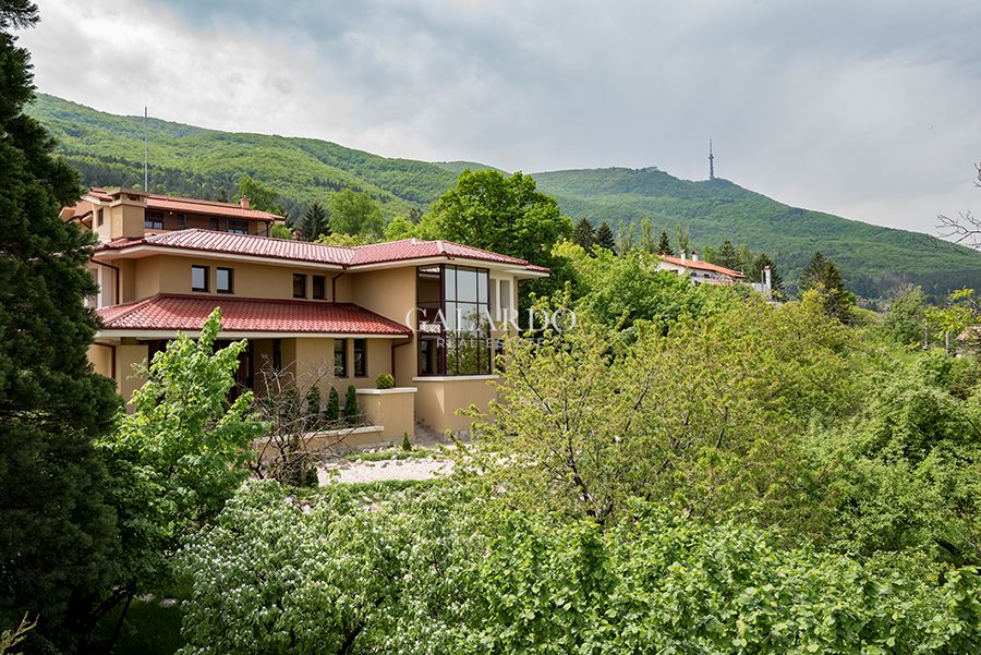 New house with large yard and five bedrooms, Boyana quarter